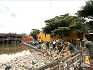Troops join clean Hoi An Ancient Town after devastating floods